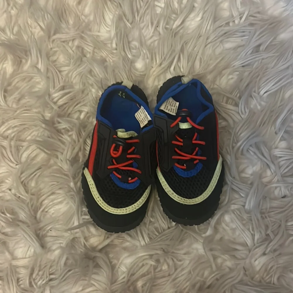 Kids water shoes from wonder nation size 7/8